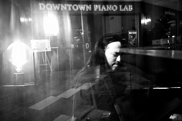 Rojalis ir Downtown Piano Lab ženklas nespalvotame kadre