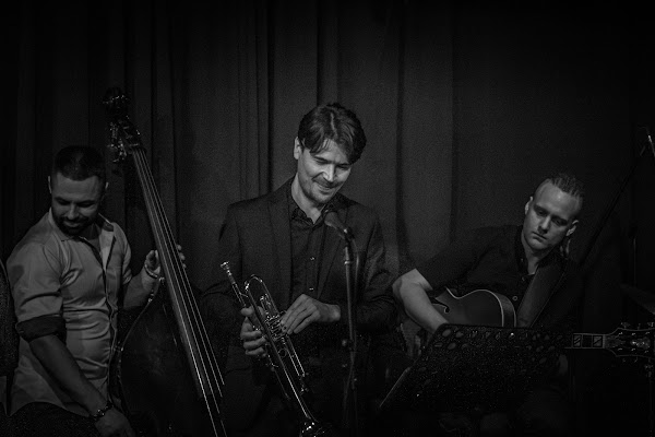 Džiazo trio su kontrabosu, trimitu ir gitara