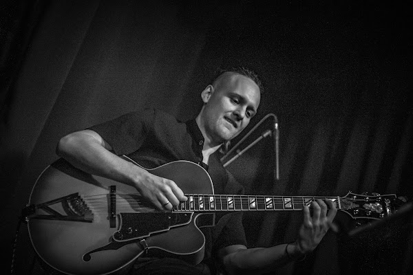 Gitaristas džiazo koncerto metu